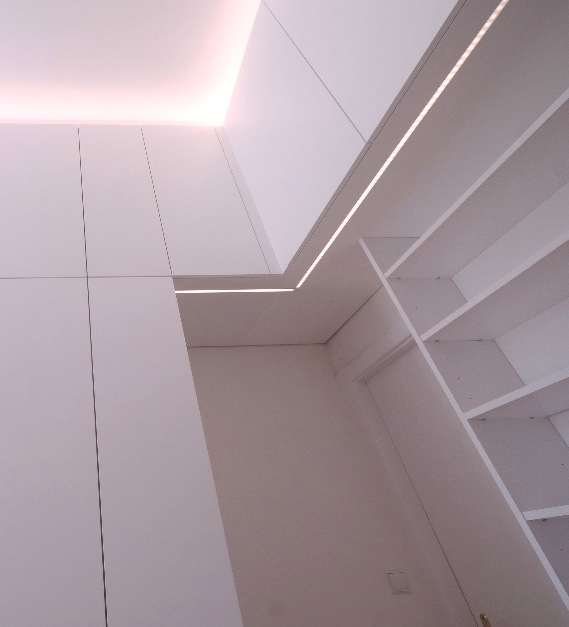 Adaptierung und Umgestaltung Mietwohnung S, Wien 19, Ankleidezimmer, Schrankmöbel, Schrägblick zu Küchendurchgang